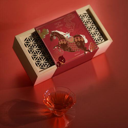 躍馬新春・松木茶禮盒（附梅花杯）